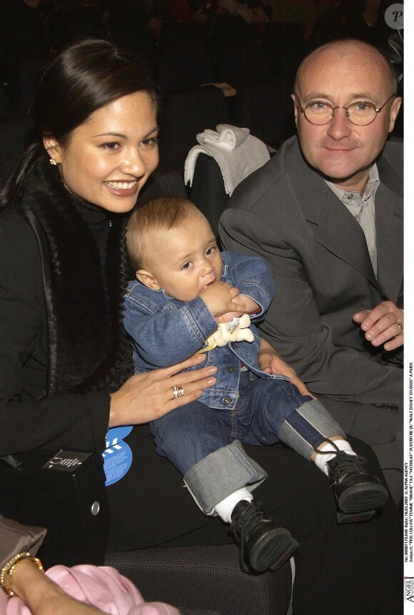 Phil Collins et sa femme Orianne avec leur fils Nicholas à l'ouverture des studios Walt Disney à Paris, le 18 mars 2002