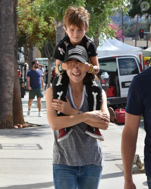Selma Blair, accompagnée de son nouveau compagnon, emmène son fils Arthur Saint Bleick jouer au parc à Los Angeles, le 16 octobre 2016