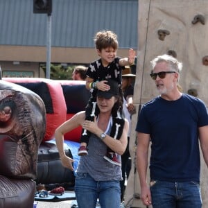 Selma Blair, accompagnée de son nouveau compagnon, emmène son fils Arthur Saint Bleick jouer au parc à Los Angeles, le 16 octobre 2016