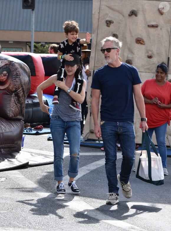 Selma Blair, accompagnée de son nouveau compagnon, emmène son fils Arthur Saint Bleick jouer au parc à Los Angeles, le 16 octobre 2016