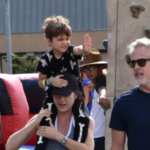 Selma Blair, accompagnée de son nouveau compagnon, emmène son fils Arthur Saint Bleick jouer au parc à Los Angeles, le 16 octobre 2016