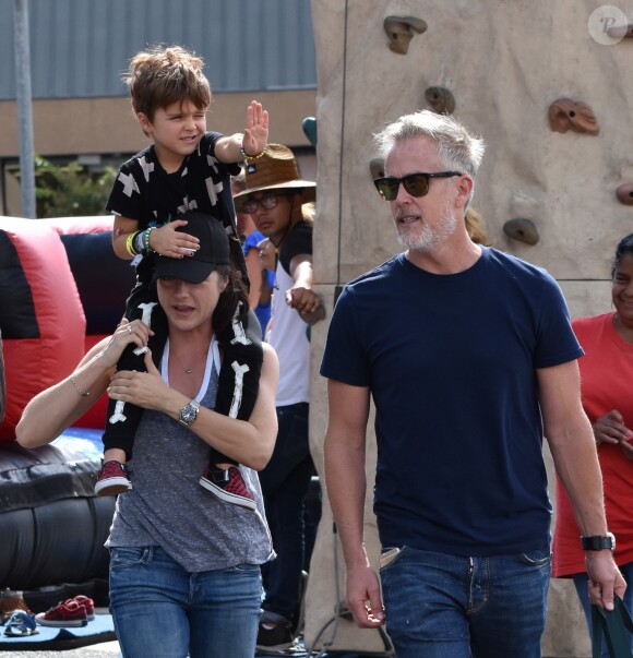 Selma Blair, accompagnée de son nouveau compagnon, emmène son fils Arthur Saint Bleick jouer au parc à Los Angeles, le 16 octobre 2016