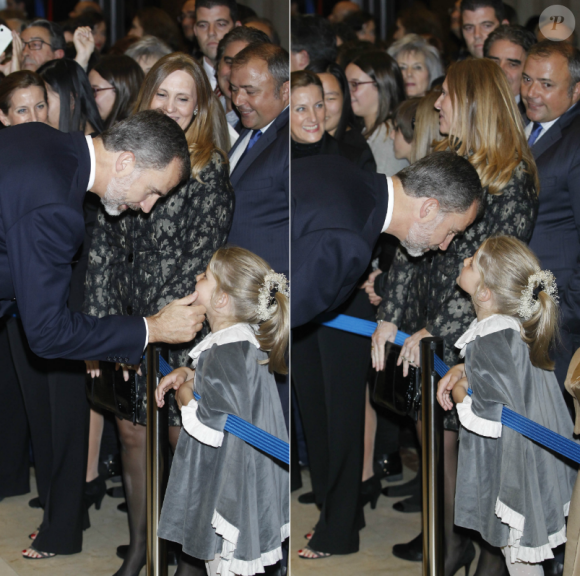 Felipe d'Espagne salue une fillette de l'âge de ses filles le 20 octobre 2016 à l'auditorium Prince Felipe à Oviedo.