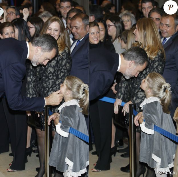 Felipe d'Espagne salue une fillette de l'âge de ses filles le 20 octobre 2016 à l'auditorium Prince Felipe à Oviedo.