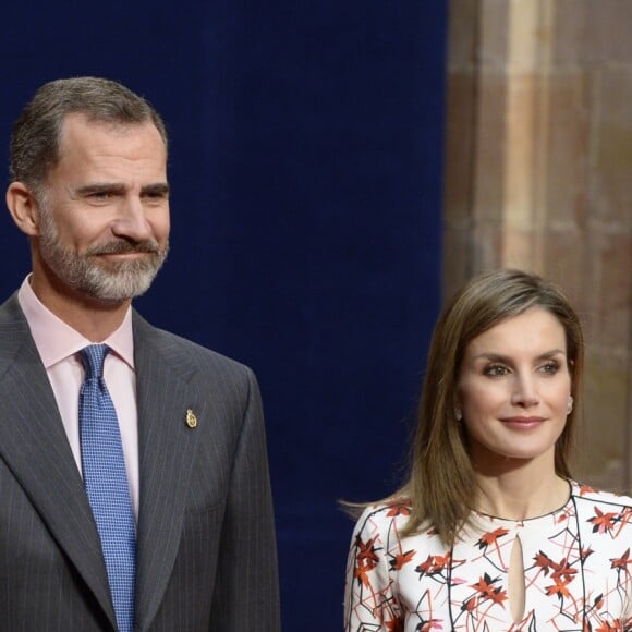 Le roi Felipe VI et la reine Letizia d'Espagne ont reçu les lauréats des médailles Princesse des Asturies et des Prix Fin de Cursus de l'Université d'Oviedo à l'hôtel de la Reconquista à Oviedo le 21 octobre 2016.