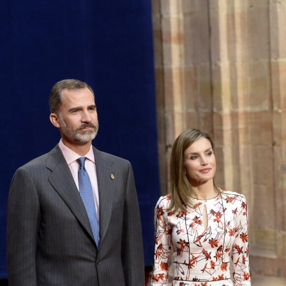 Le roi Felipe VI et la reine Letizia d'Espagne ont reçu les lauréats des médailles Princesse des Asturies et des Prix Fin de Cursus de l'Université d'Oviedo à l'hôtel de la Reconquista à Oviedo le 21 octobre 2016.