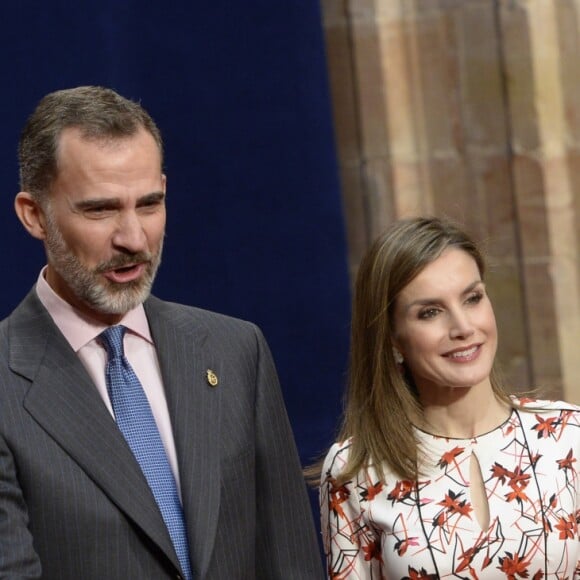 Le roi Felipe VI et la reine Letizia d'Espagne ont reçu les lauréats des médailles Princesse des Asturies et des Prix Fin de Cursus de l'Université d'Oviedo à l'hôtel de la Reconquista à Oviedo le 21 octobre 2016.