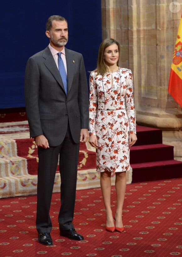 Le roi Felipe VI et la reine Letizia d'Espagne ont reçu les lauréats des médailles Princesse des Asturies et des Prix Fin de Cursus de l'Université d'Oviedo à l'hôtel de la Reconquista à Oviedo le 21 octobre 2016.