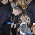 Felipe VI, qui écoute ici une petite fille lui confier un secret, et Letizia d'Espagne assistaient le 20 octobre 2016 au concert précédant la remise des Prix Princesse des Asturies, à Oviedo.