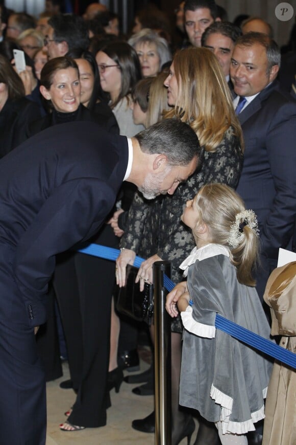 Felipe VI, qui écoute ici une petite fille lui confier un secret, et Letizia d'Espagne assistaient le 20 octobre 2016 au concert précédant la remise des Prix Princesse des Asturies, à Oviedo.