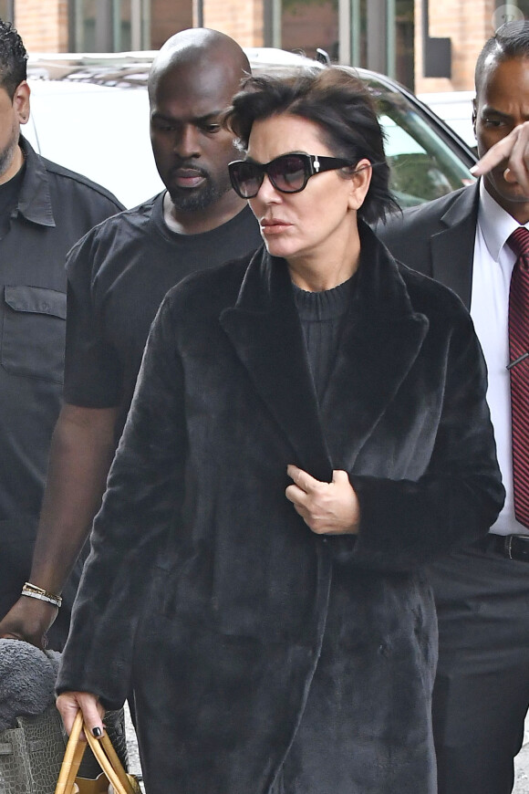 Kris Jenner arrive à l'appartement de sa fille Kim Kardashian à New York le 3 octobre 2016.