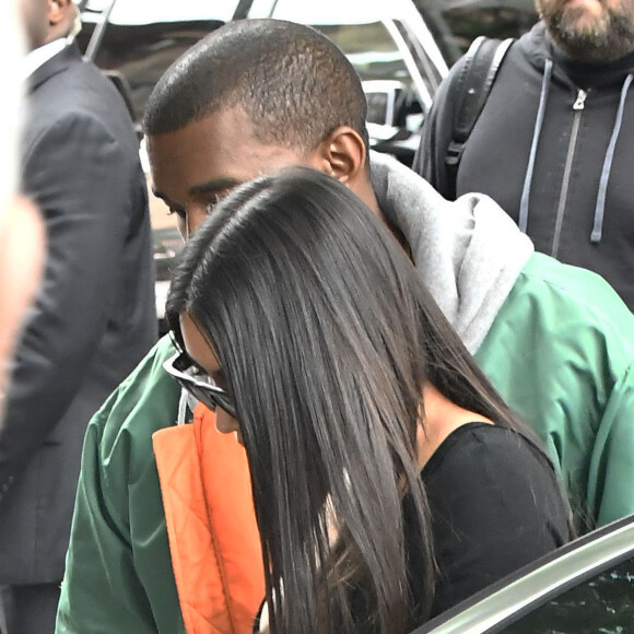 Kim Kardashian et Kanye West arrivent à leur appartement à New York le 3 octobre 2016.