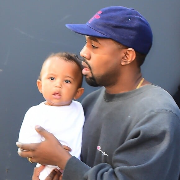 Kim Kardashian et Kanye West quittent Paris avec leurs enfants le 3 octobre 2016.