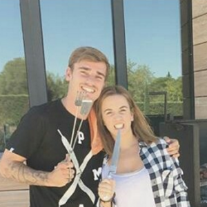 Antoine Griezmann pose avec sa compagne Erika Choperen à l'occasion d'un barbecue.