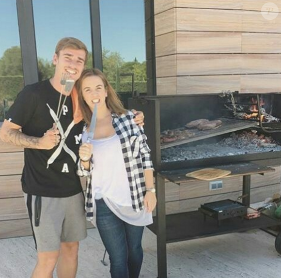 Antoine Griezmann pose avec sa compagne Erika Choperen à l'occasion d'un barbecue.