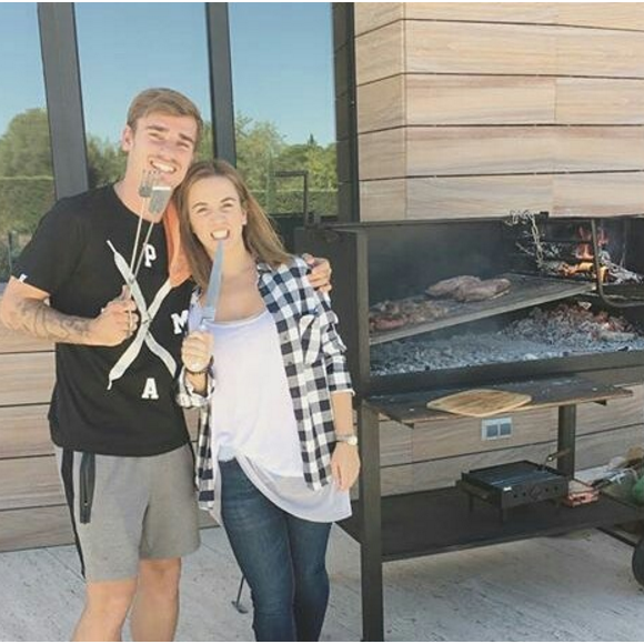 Antoine Griezmann pose avec sa compagne Erika Choperen à l'occasion d'un barbecue.