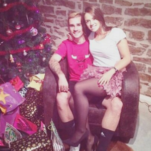 Antoine Griezmann pose avec sa compagne Erika Choperen pour Noël.