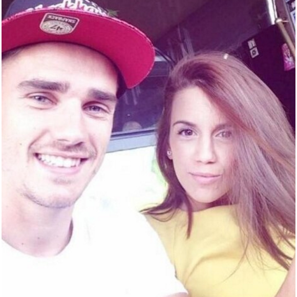 Antoine Griezmann pose avec sa compagne Erika Choperen sur Instagram.