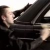 Vincent Cassel nettoie une voiture dans le clip Thé à la menthe de La Caution (2004)