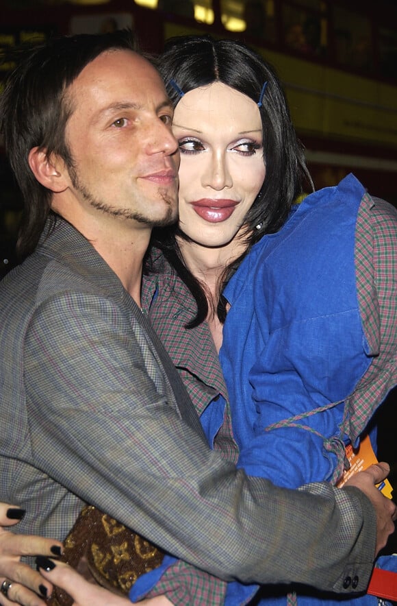 Pete Burns et son petit ami à Londres, le 14 octobre 2003. 