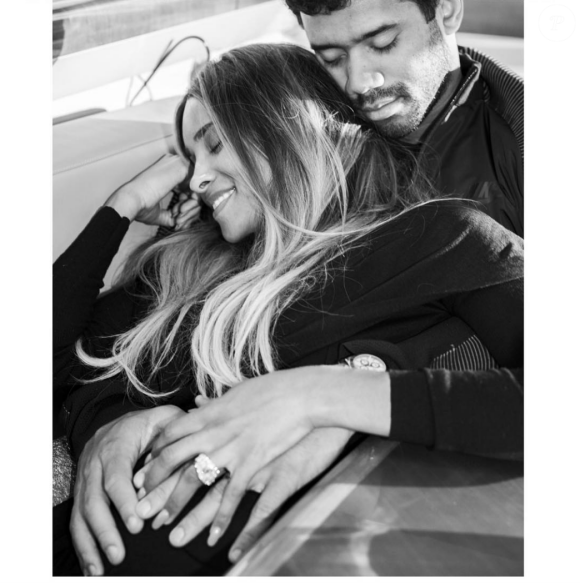 "Pour cet anniversaire spécial, j'ai reçu énormément d'amour de mes amis et de ma famille. Et je suis extatique d'enfin partager avec vous l'un des plus beaux cadeaux que Dieu peut vous faire...", a écrit Ciara sur Instagram pour confirmer sa seconde grossesse, le 25 octobre 2016.