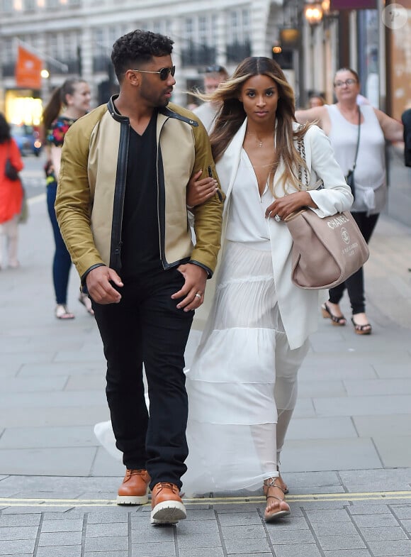 Russell Wilson et Ciara sont allés faire du shopping à la boutique Burberry à Londres. Le 7 juillet 2016.