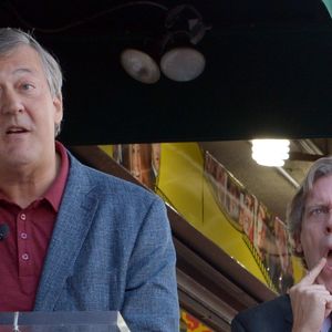 Hugh Laurie et Stephen Fry sur le Walk Of Fame, à Los Angeles, le 25 octobre 2016.