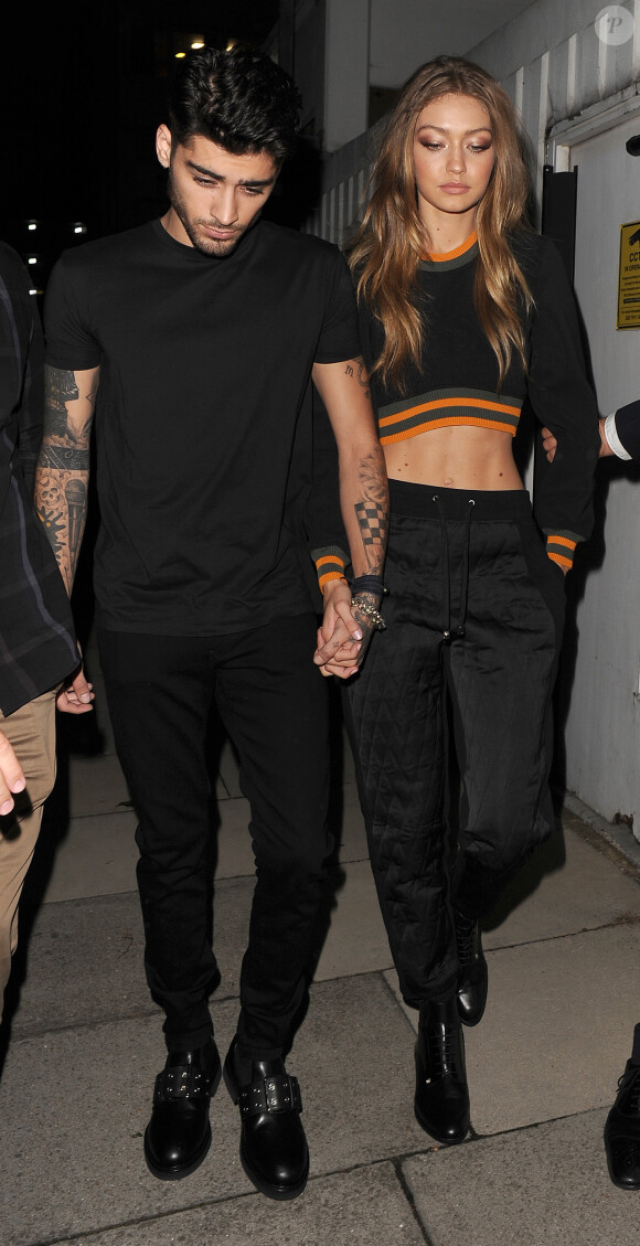 Zayn Malik et sa compagne Gigi Hadid quitte le défilé de mode "Versace Versus" à Londres. Le 17 septembre 2016