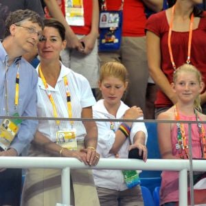 Bill, Melinda Gates et leurs deux filles - Bassin olympique à Pékin, en Chine, le 10 août 2008