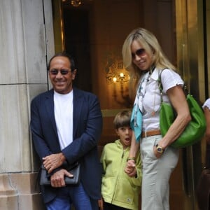 Paul Anka et son fils Ethan à la sortie de l'hôtel Bristol à Paris, le 21 juillet 2012