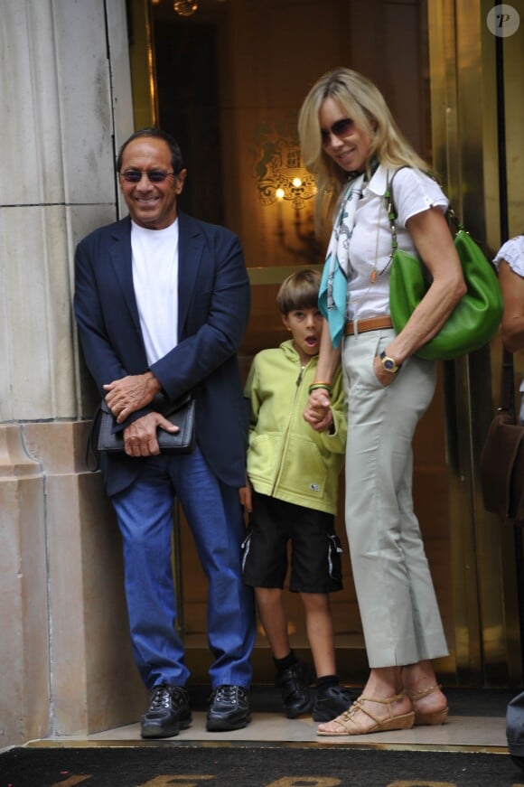 Paul Anka et son fils Ethan à la sortie de l'hôtel Bristol à Paris, le 21 juillet 2012
