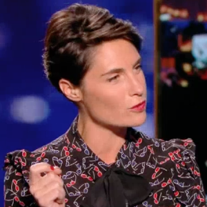 Karine Ferri gênée par une casserole diffusée dans l'émission "Action ou vérité". Le 28 octobre 2016 sur TF1.