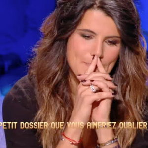 Karine Ferri gênée par une casserole diffusée dans l'émission "Action ou vérité". Le 28 octobre 2016 sur TF1.