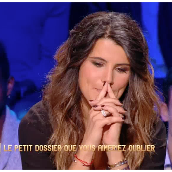 Karine Ferri gênée par une casserole diffusée dans l'émission "Action ou vérité". Le 28 octobre 2016 sur TF1.