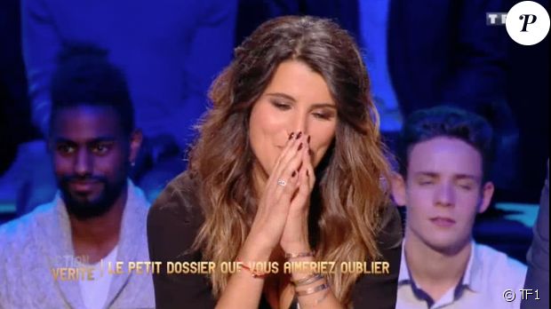 Karine Ferri gênée par une casserole diffusée dans l&#039;émission &quot;Action ou vérité&quot;. Le 28 octobre 2016 sur TF1.