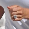 La bague de fiançailles de Pippa Middleton (un diamant de 3 carats entouré de douze autres diamants de plus petite taille), lors d'une sortie de la jeune femme à Londres le 20 juillet 2016.