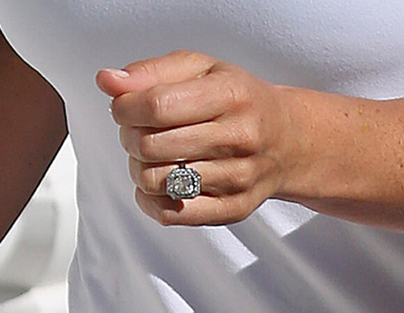 La bague de fiançailles de Pippa Middleton (un diamant de 3 carats entouré de douze autres diamants de plus petite taille), lors d'une sortie de la jeune femme à Londres le 20 juillet 2016.