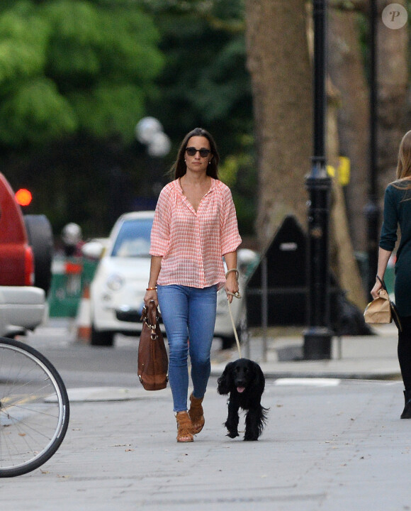 Pippa Middleton promène son chien en début de soirée dans le quartier de Chelsea à Londres, le 25 juillet 2016.
