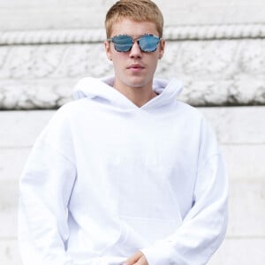 Justin Bieber quitte son hôtel, Le Royal Monceau, pour se rendre à l'Arc de Triomphe puis au Père Lachaise pour visiter la tombe de Jim Morrison. Le chanteur sera en concert à partir du 20 septembre à Paris. Le 19 septembre 2016