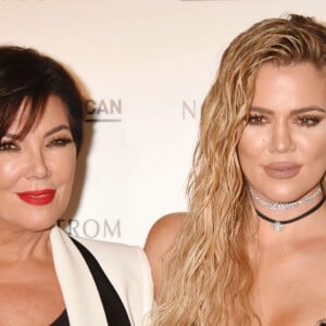 Khloe Kardashian et sa mère Kris Jenner au lancement de sa nouvelle ligne de jeans baptisée "Good American" dans la boutique Nordstrom à Los Angeles, le 18 octobre 2016. © CPA/Bestimage