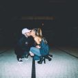 Ariana Grande officialise avec son chéri Mac Miller sur sa page Instagram, le 31 octobre 2016