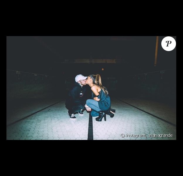 Ariana Grande officialise avec son chéri Mac Miller sur sa page Instagram, le 31 octobre 2016