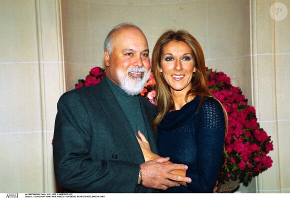 René Angélil et Céline Dion posent à l'hôtel Bristol, à Paris, le 16 novembre 1999.