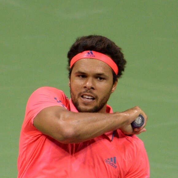 Jo-Wilfried Tsonga abandonne contre Novak Djokovic en quarts de finale du neuvième jour de l'US Open 2016, à New York le 6 septembre 2016.