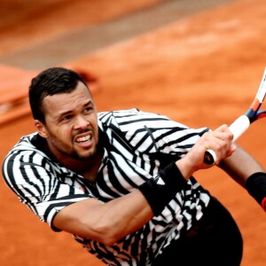 Jo-Wilfried Tsonga se qualifie faca à Marcos Baghdatis en cinq sets lors du 2ème tour des internationaux de tennis de Roland Garros à Paris le 26 mai 2016.