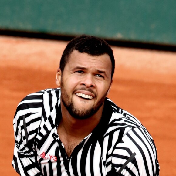 Jo-Wilfried Tsonga se qualifie faca à Marcos Baghdatis en cinq sets lors du 2ème tour des internationaux de tennis de Roland Garros à Paris le 26 mai 2016.