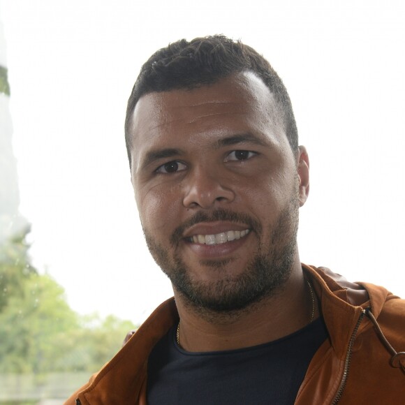 Jo-Wilfried Tsonga donne le coup d'envoi au 4ème challenge "Qui Court Donne" au Lagardère Paris Racing le 18 mai 2016.