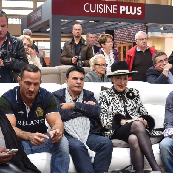 Exclusif - Magloire, Sylvain Potard, Dominique Damien Rehel, Geneviève de Fontenay, Jean-Philippe Muley (organisateur de la foire) et sa femme Marianne - Concours de créateurs de mode à la foire expo de Cherbourg-en-Cotentin sur le thème de l'Irlande dans la Grande Halle de La Cité de la Mer à Cherbourg-en-Cotentin, France, le 31 octobre 2016. Le jury est composé de: Geneviève de Fontenay, Sylvain Potard, Magloire et Dominique Damien Rehel. Le jeune créateur de mode, Fahaid Sanober remporte le Prix du défilé. © Lionel Urman/Bestimage ( No Web No Blog pour la Belgique et la Suisse)31/10/2016 - Cherbourg-en-Cotentin