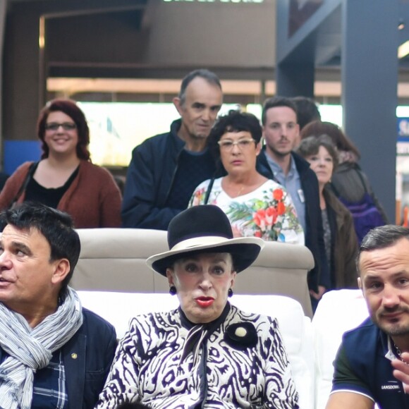 Exclusif - Magloire, Dominique Damien Rehel, Geneviève de Fontenay, Sylvain Potard, Jean-Philippe Muley (organisateur de la foire) et sa femme Marianne - Concours de créateurs de mode à la foire expo de Cherbourg-en-Cotentin sur le thème de l'Irlande dans la Grande Halle de La Cité de la Mer à Cherbourg-en-Cotentin, France, le 31 octobre 2016.