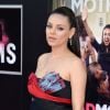 Mila Kunis (robe Atelier Versace) enceinte à la première de Bad Moms au Mann Village à Westwood, le 26 juillet 2016.